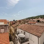 לינה וארוחת בוקר Stine ספליט